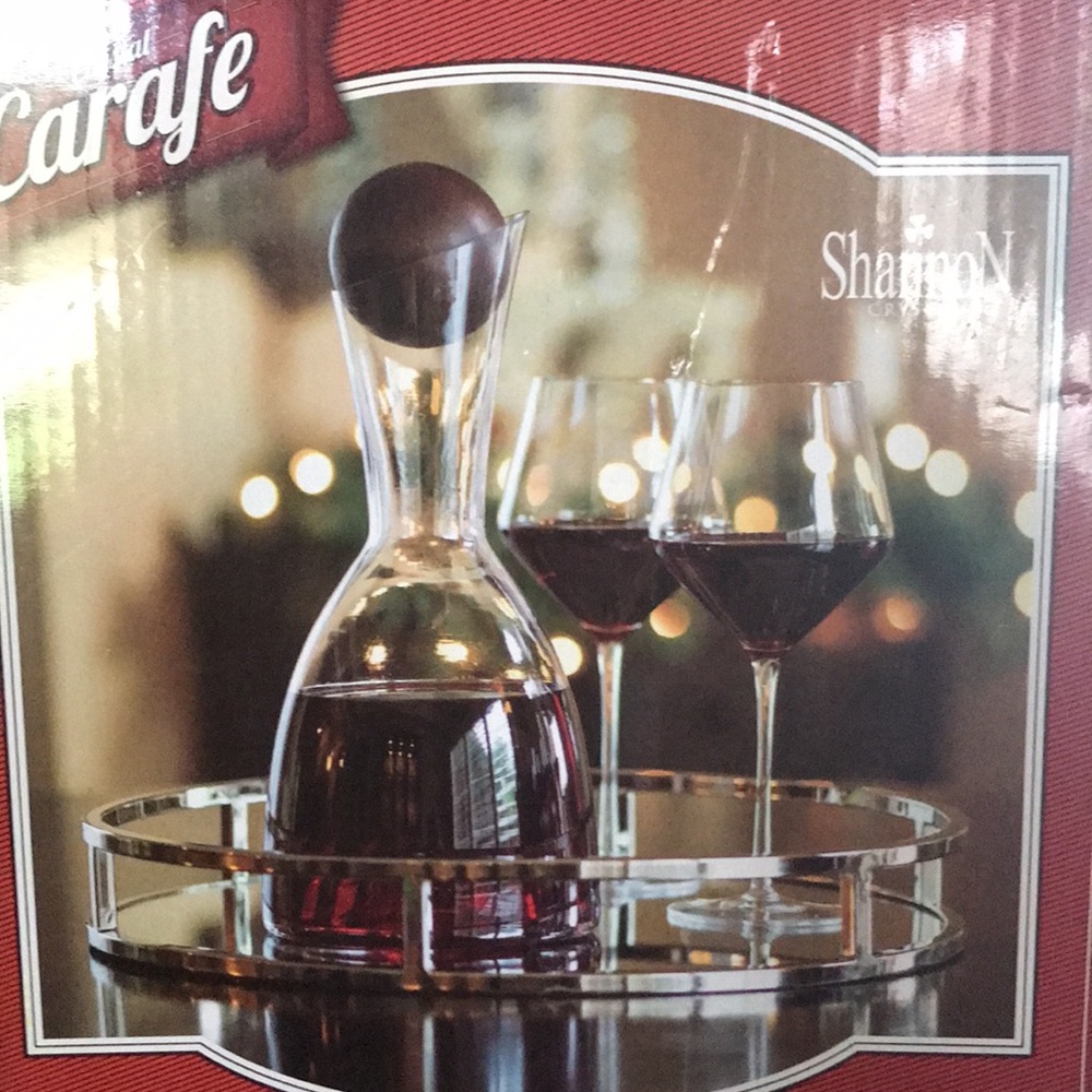Carafe with Acacia Stopper